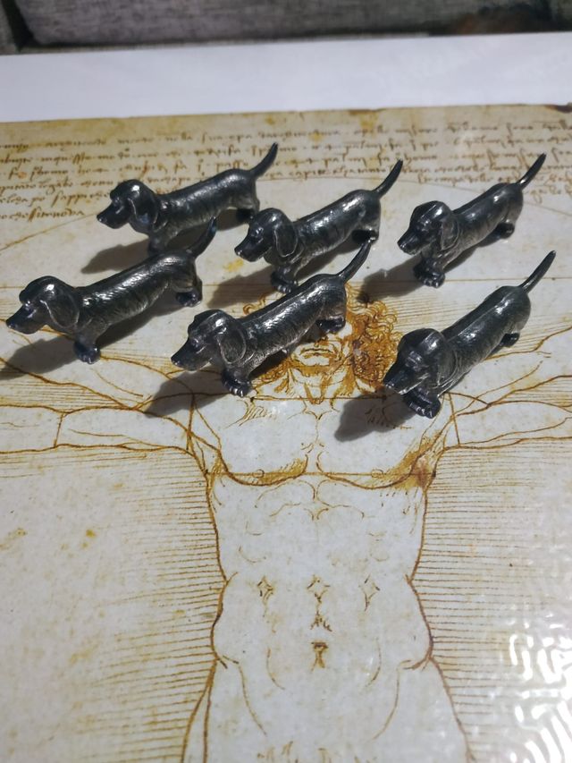 Riposa antichi posate in metallo.