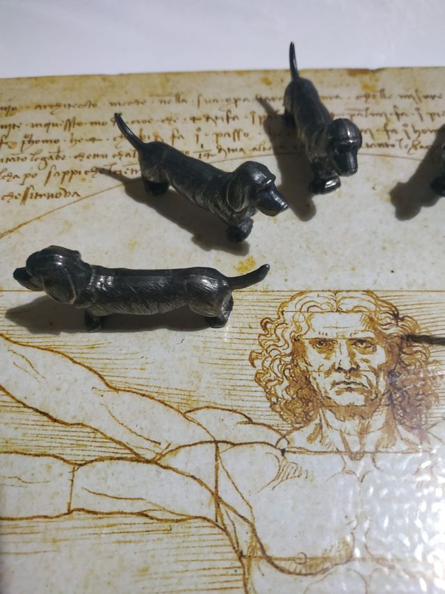 Riposa antichi posate in metallo.