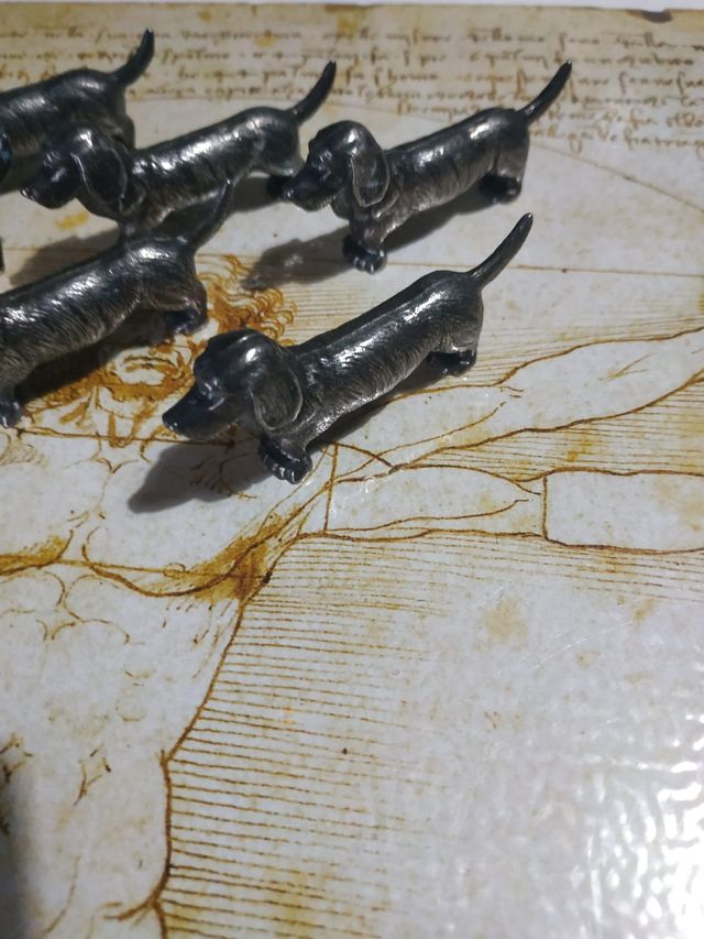 Riposa antichi posate in metallo.