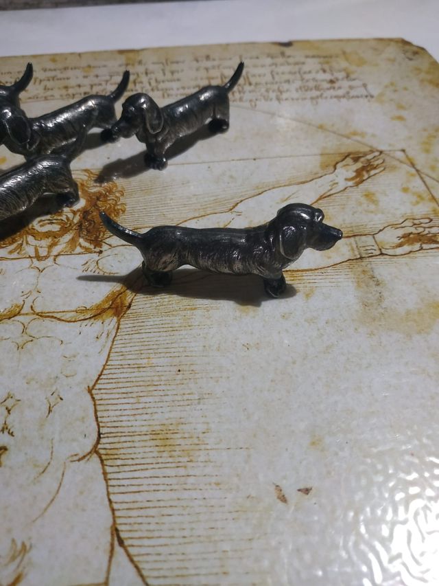 Riposa antichi posate in metallo.