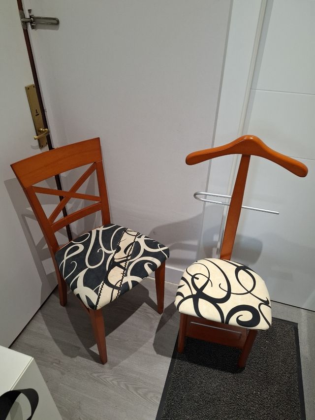 Galán de noche y silla de madera