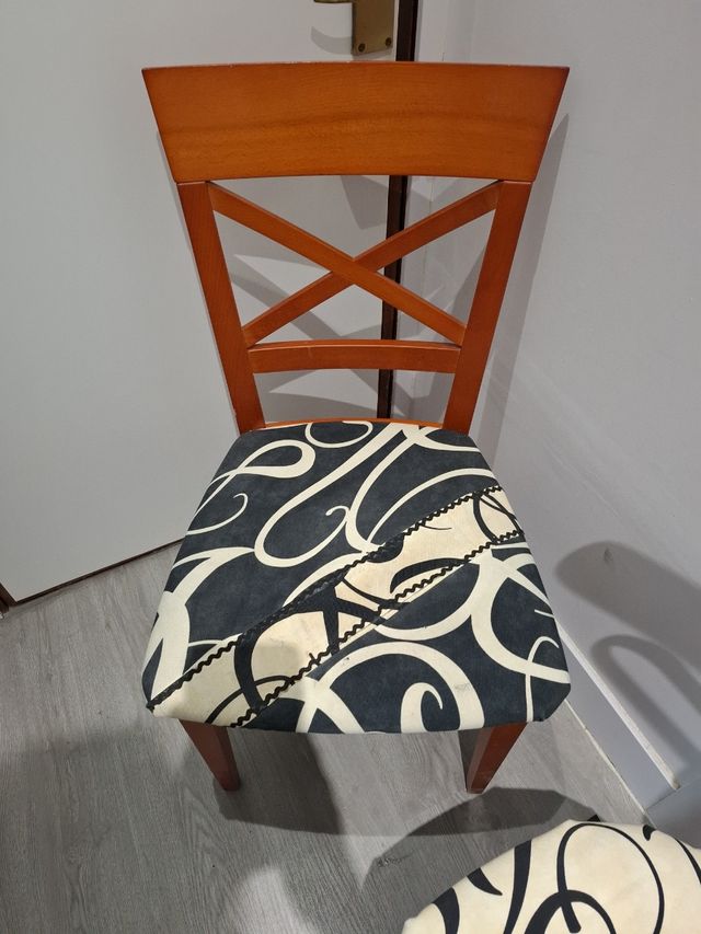 Galán de noche y silla de madera