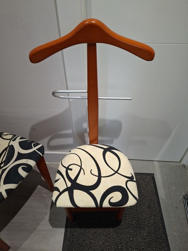 Galán de noche y silla de madera