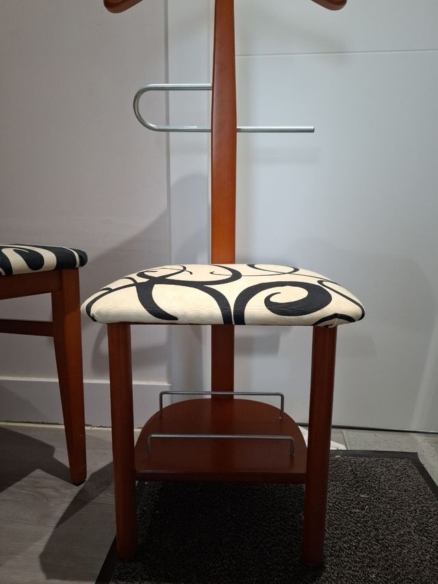 Galán de noche y silla de madera