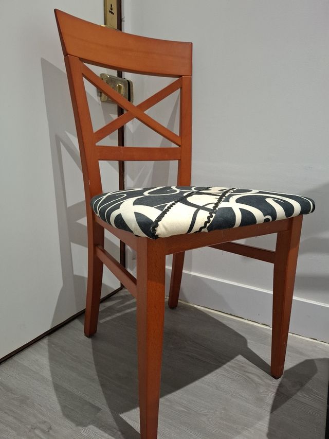 Galán de noche y silla de madera