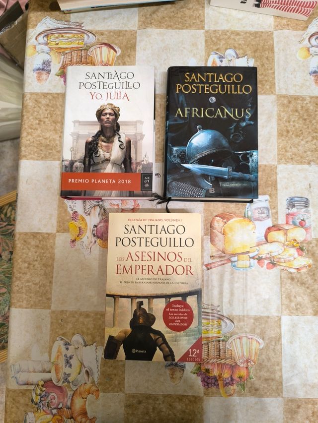 Quedan 2 libros de Santiago Posteguillo