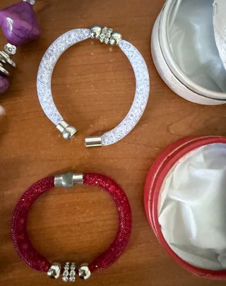 Collares y pulseras bisutería con caja sin usar. 