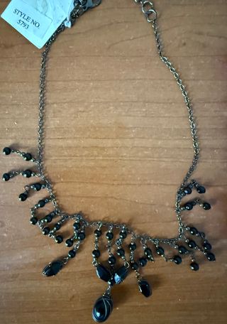 Collares y pulseras bisutería con caja sin usar. 