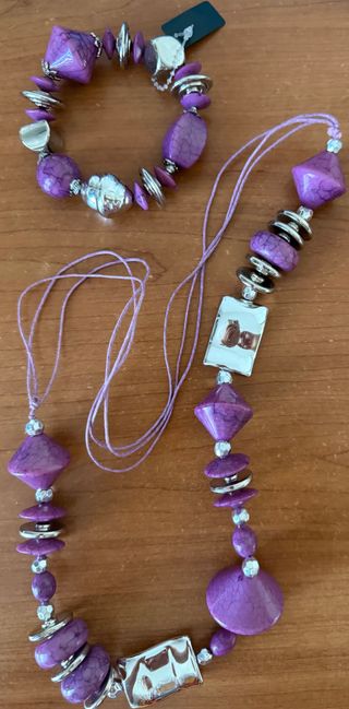 Collares y pulseras bisutería con caja sin usar. 