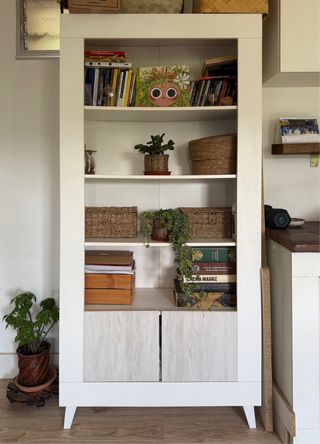 Librero blanco de madera, practicamente nuevo