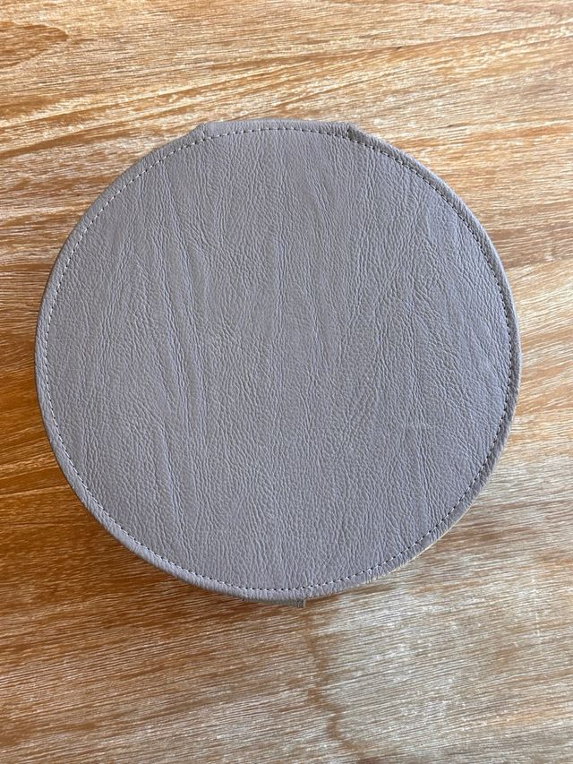 Joyero redondo gris.