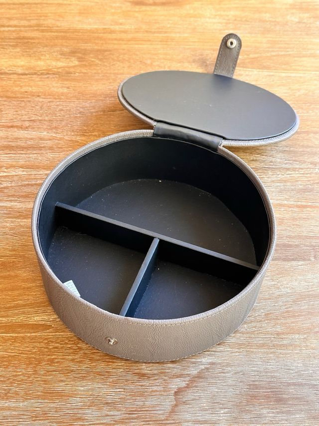 Joyero redondo gris.