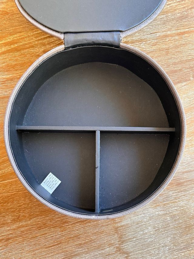 Joyero redondo gris.