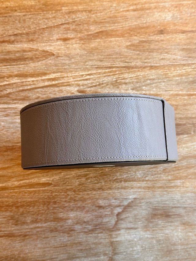 Joyero redondo gris.