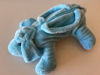 Peluche con cremallera para guardar el pijama