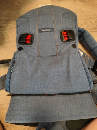 Mochila portabebés BabyBjorn denim. Incluye funda