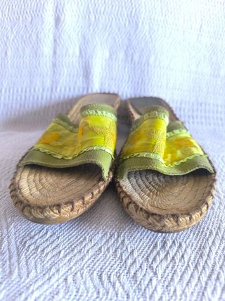 Sandalias de esparto de colores cítricos de Juncal