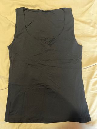 Camiseta negra sin mangas