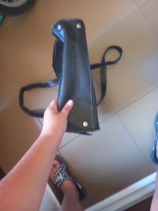 Bolso negro cuero con peso.