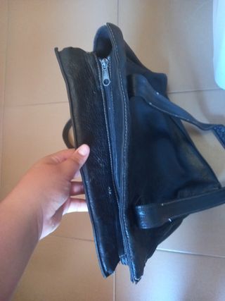 Bolso negro cuero con peso.