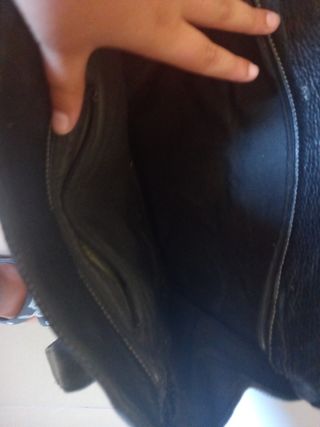 Bolso negro cuero con peso.