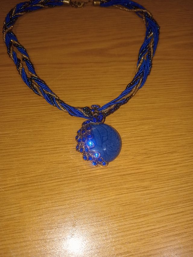 Collar azul y dorado