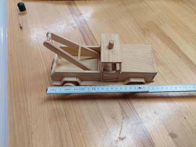 Camión grúa madera artesanal