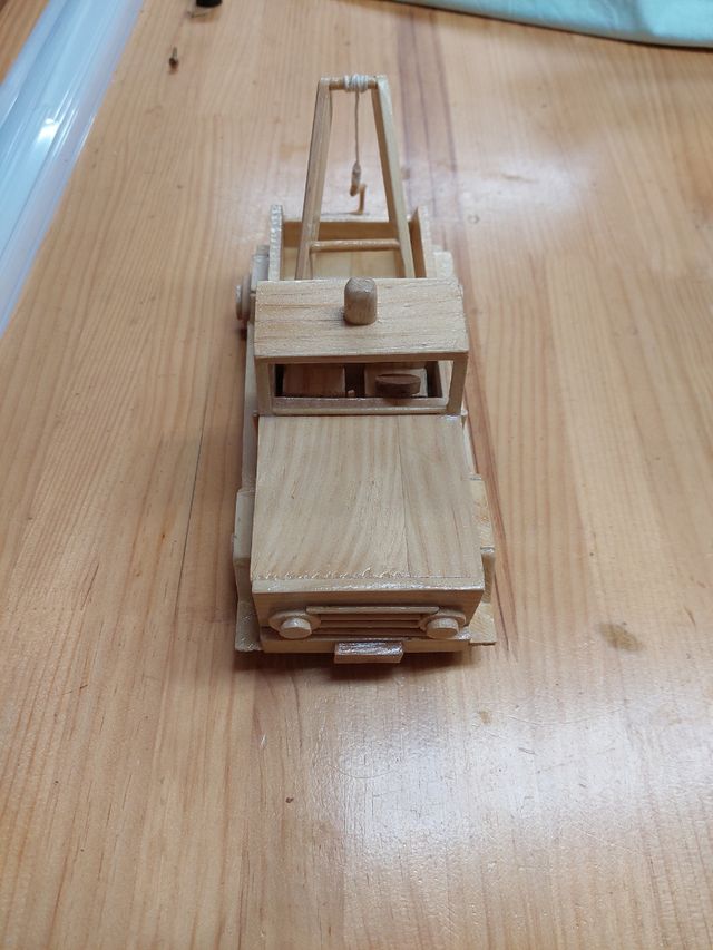 Camión grúa madera artesanal