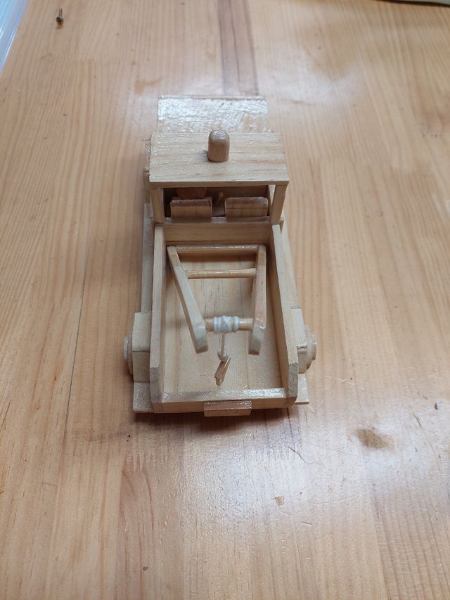 Camión grúa madera artesanal