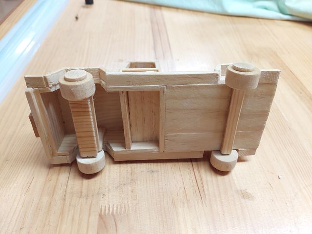 Camión grúa madera artesanal