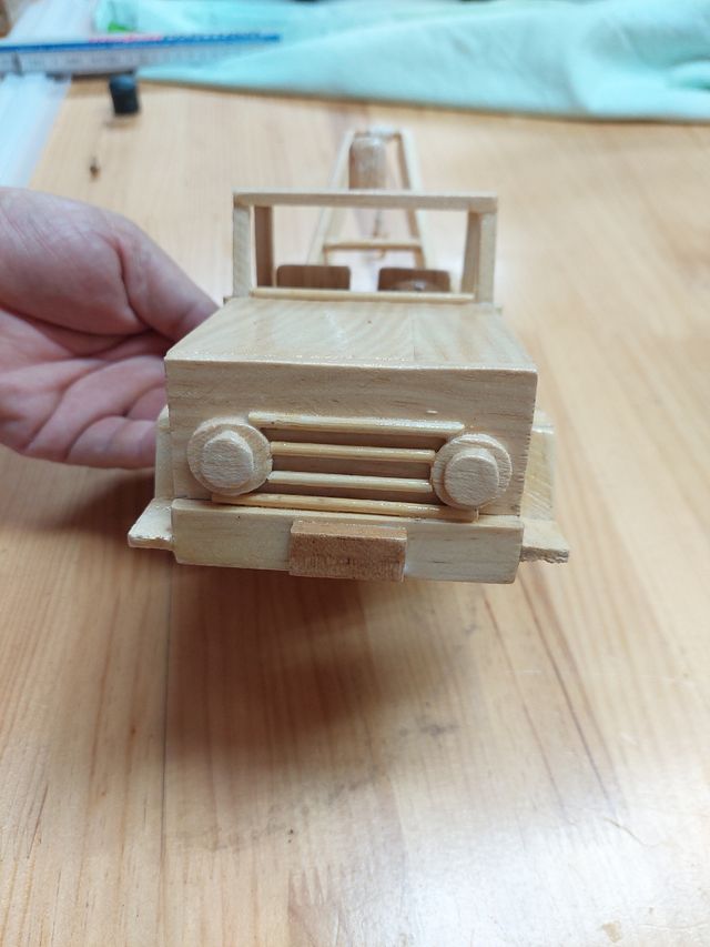 Camión grúa madera artesanal