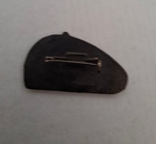 Pin AEK: insignia euskera política 