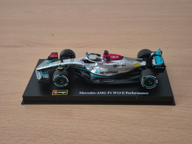 Miniatura Mercedes F1 W13 Hamilton