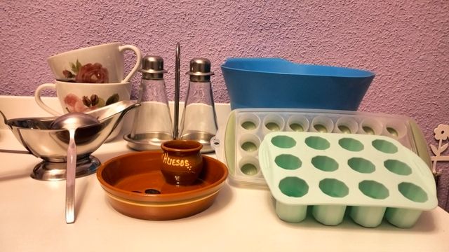 Lote menaje cocina: tazas, salero, etc.