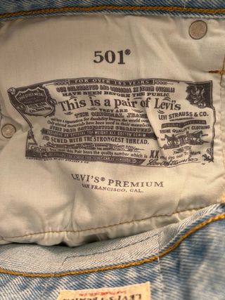 Shorts Levis desgastados