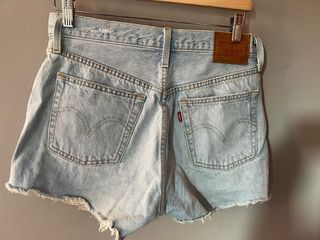 Shorts Levis desgastados
