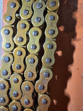 Cadena DID 525 ORO
(55 eslabones )