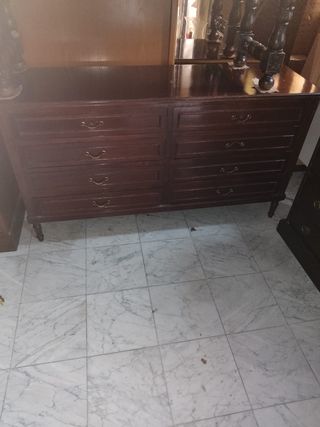 Cómoda antigua de madera