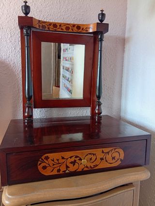 Aparador antiguo con espejo (1908)