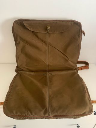 Portatrajes en piel de Nobuck.