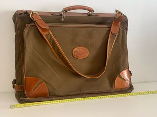 Portatrajes en piel de Nobuck.