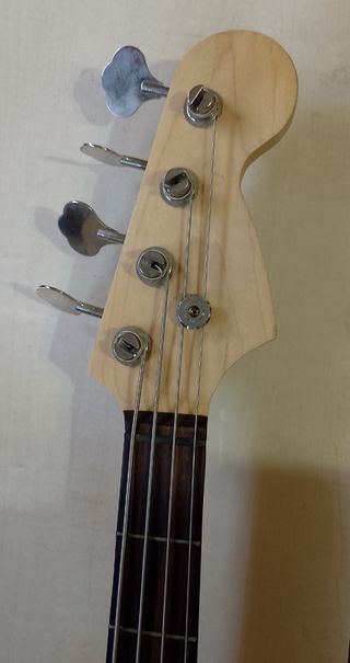 Bajo eléctrico vintage Marina y funda rigida