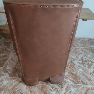 Sillón orejero marrón polipiel
