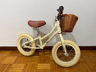 Bicicleta equilibrio infantil y casco Banwood.