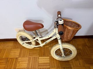 Bicicleta equilibrio infantil y casco Banwood.
