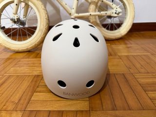 Bicicleta equilibrio infantil y casco Banwood.