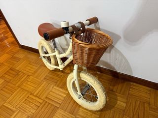 Bicicleta equilibrio infantil y casco Banwood.