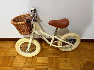 Bicicleta equilibrio infantil y casco Banwood.
