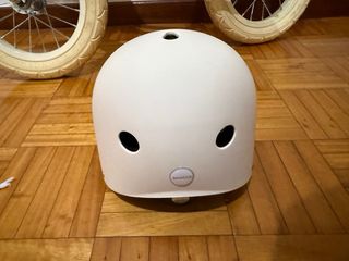Bicicleta equilibrio infantil y casco Banwood.
