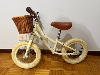 Bicicleta equilibrio infantil y casco Banwood.